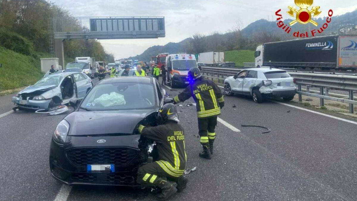 Schianto sull'A2: quattro feriti in tre auto - 