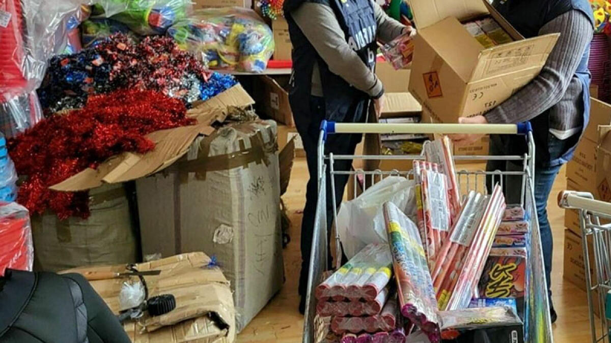 Se ne va a passeggio con un carrello pieno di botti illegali - 