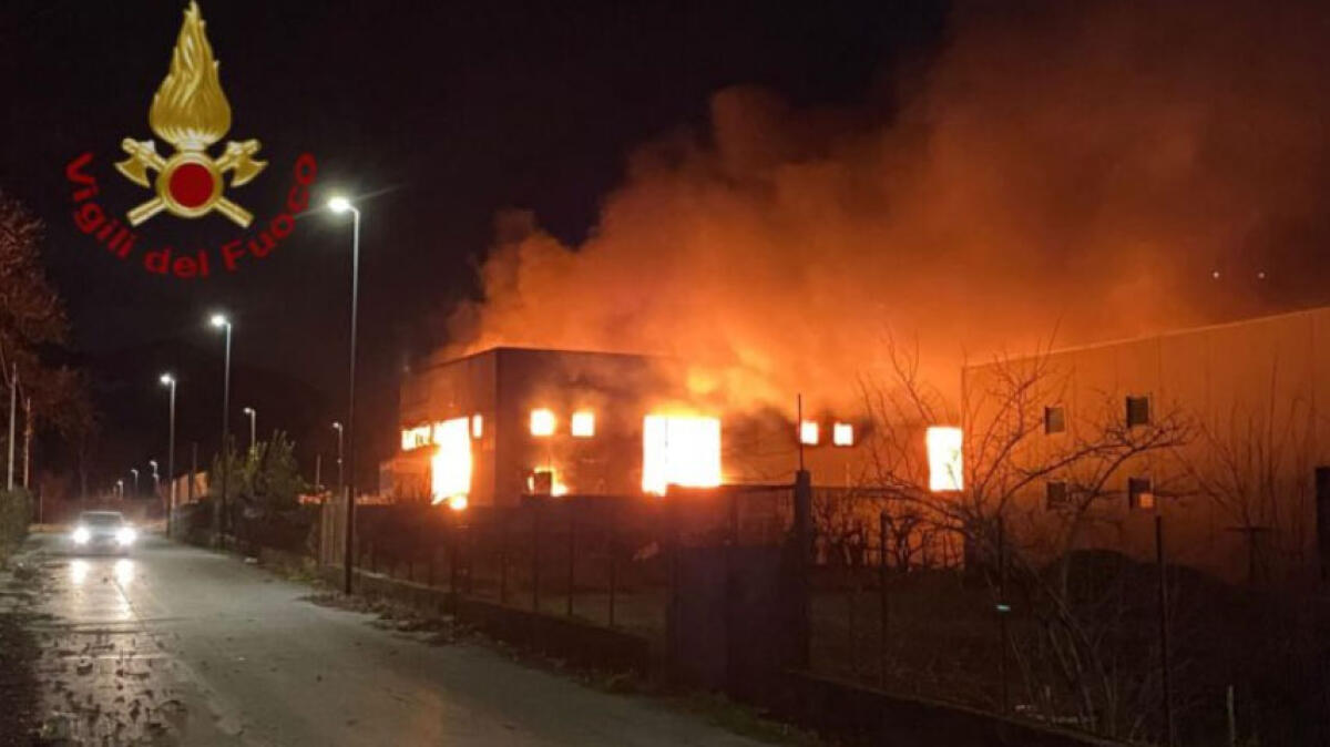 Capannone di vernici in fiamme dalla notte - 