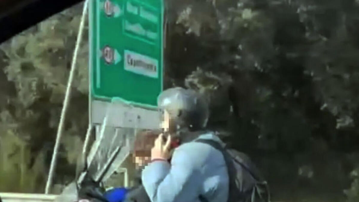 Con lo scooter in Tangenziale, parla al telefono e trasporta bimbo - 