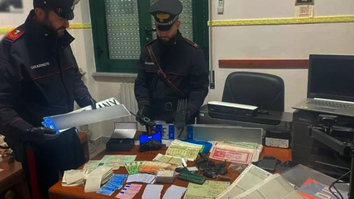 Riciclaggio di auto e armi, preso nei Paesi Vesuviani - 