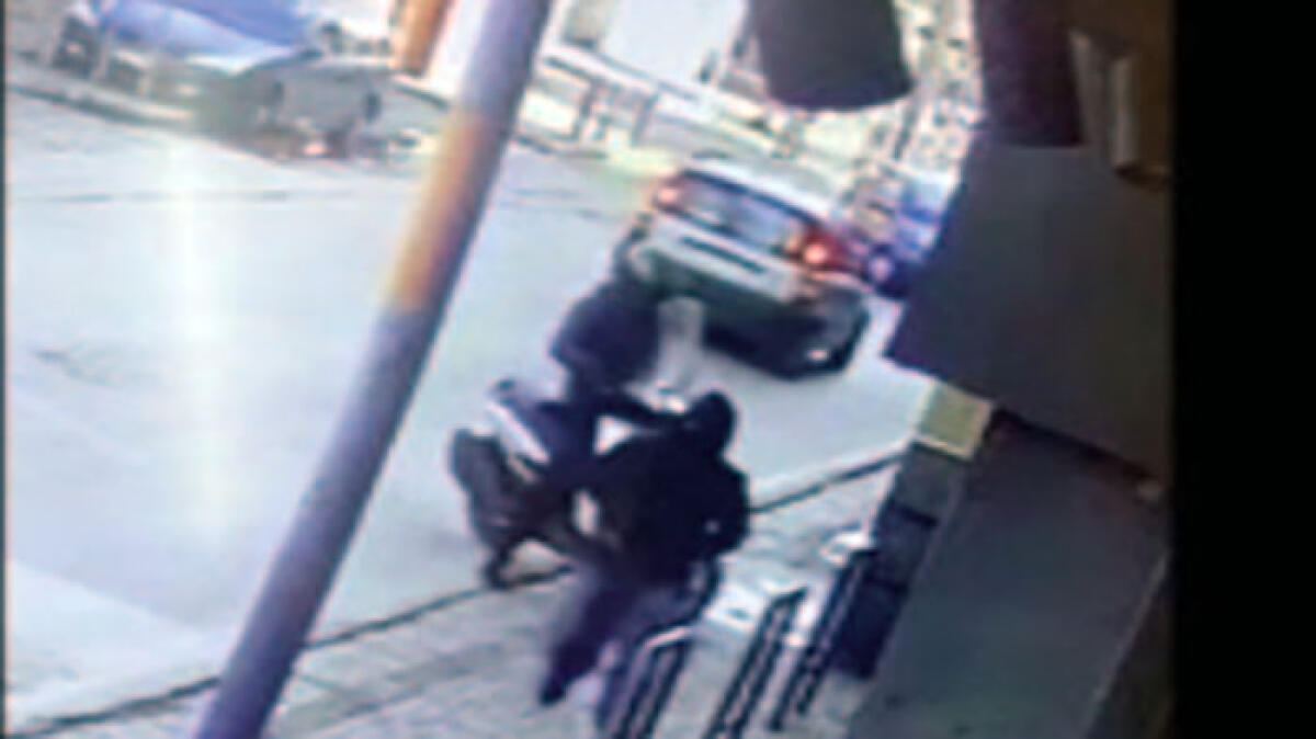 Tentano la rapina, vedono le telecamere e scappano - 