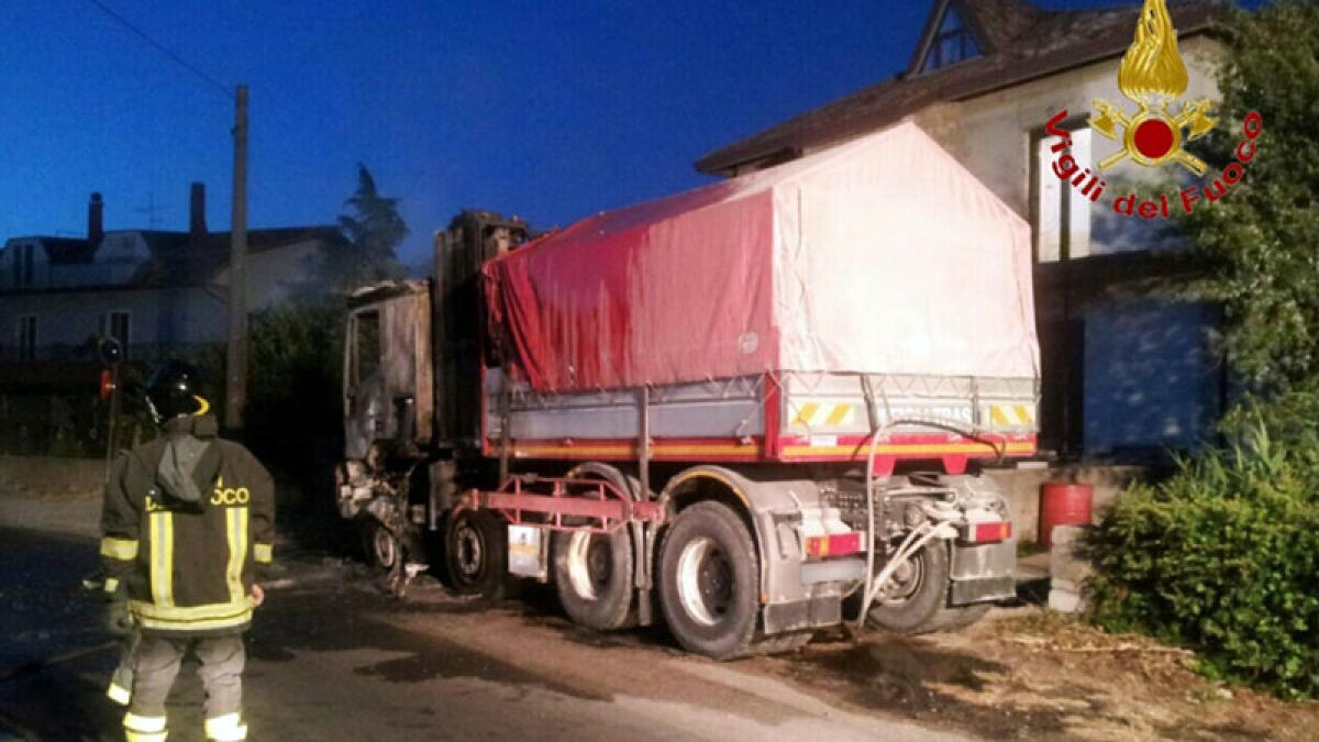 Bruciano camion nella notte a Somma Vesuviana - 