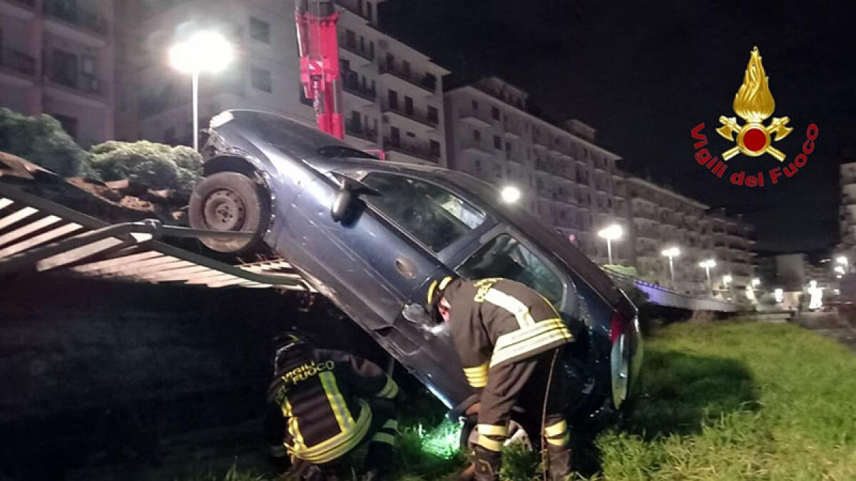 L'auto sfonda la ringhiera e precipita - 