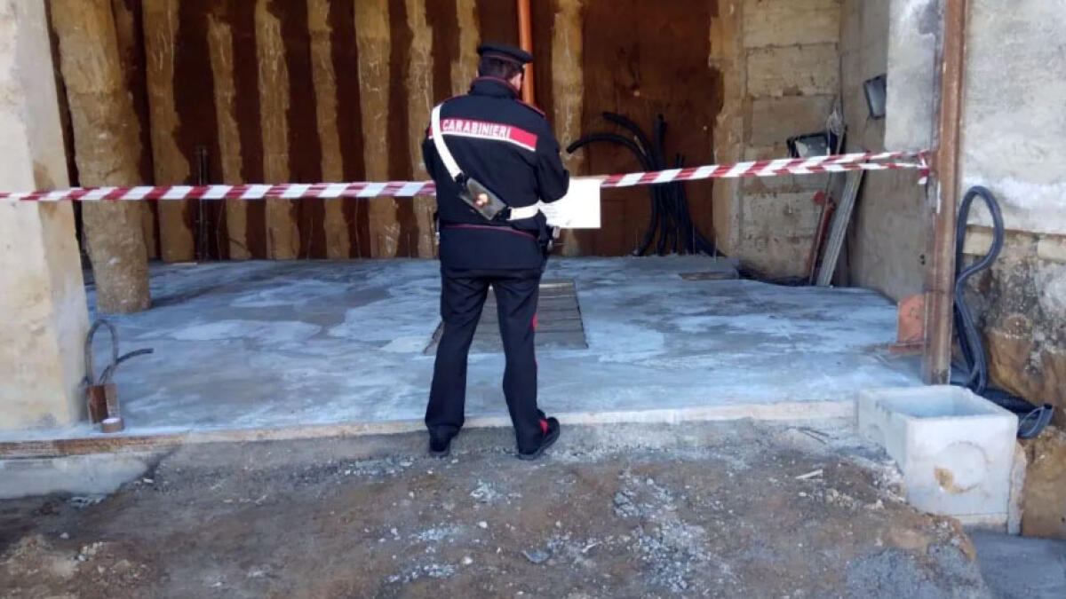 Capannone abusivo sequestrato insieme al terreno - 