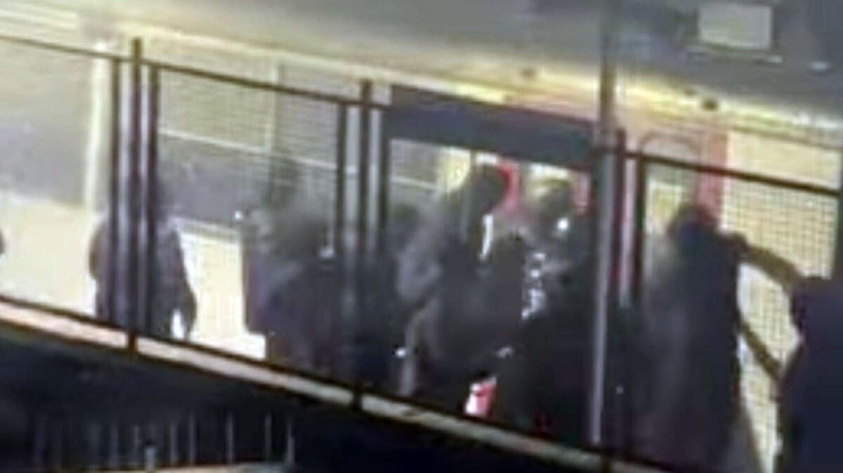Castellammare, ultras assaltano treno Circum con i tifosi del Sorrento GUARDA IL VIDEO - 