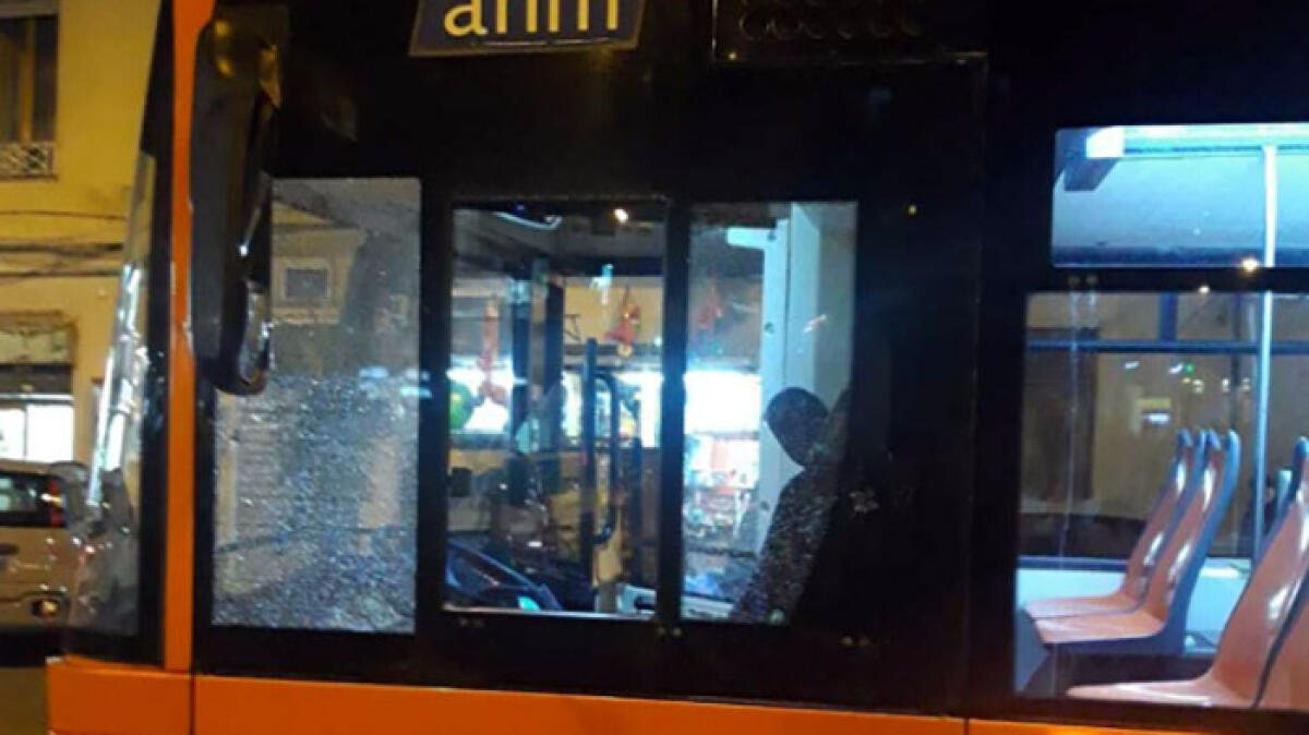 Lanciano albero di Natale contro un bus - 