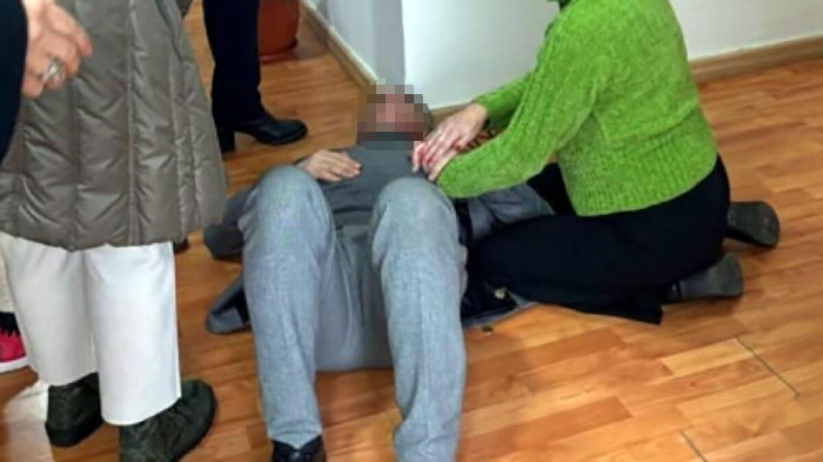 Prende a pugni il prof della figlia, poi pubblica la foto e se ne vanta sui social - 