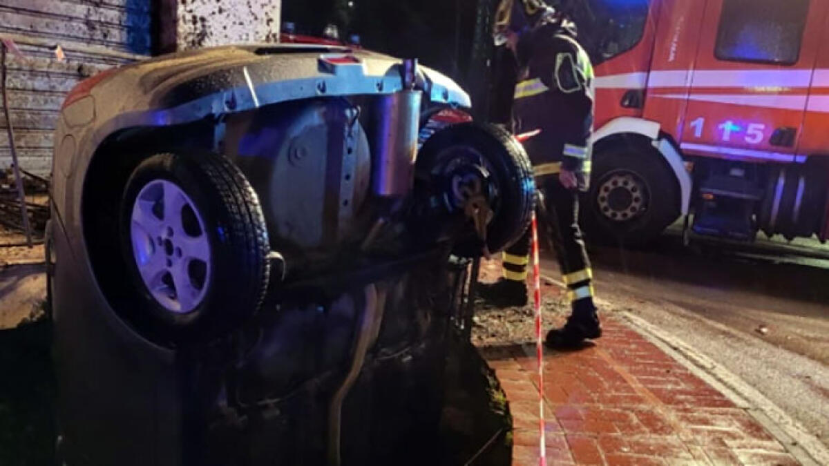 Auto sfonda ringhiera e cade nel vuoto, morto il giovane conducente - 
