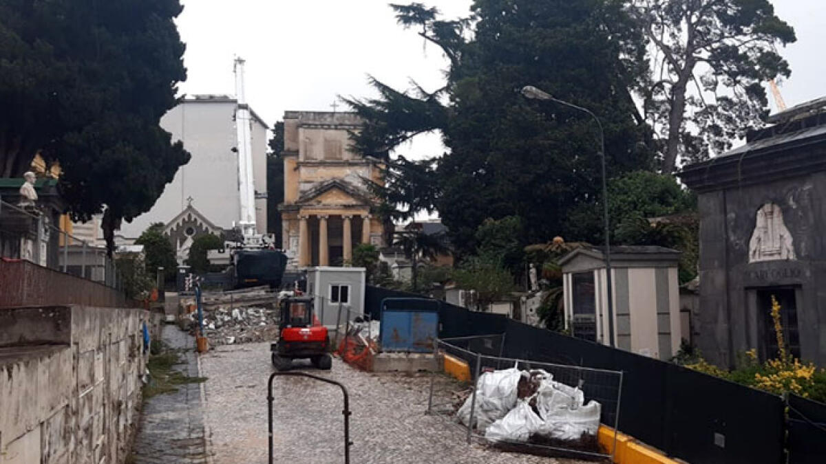 Due famiglie con bambini restano chiuse nel cimitero - 