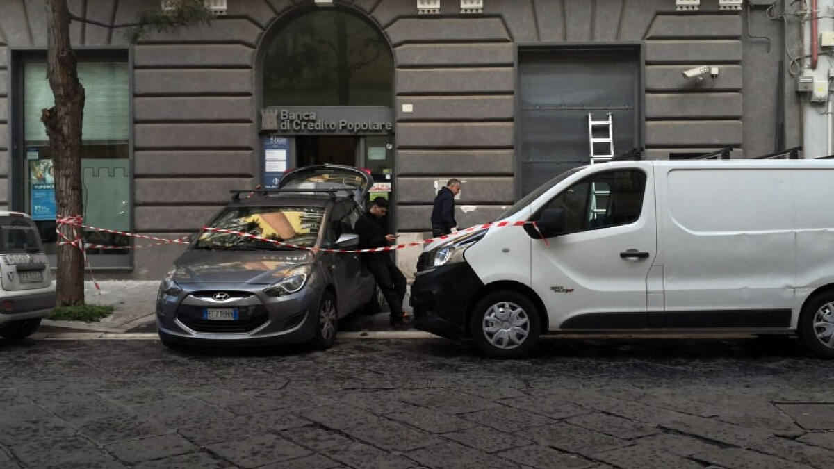 Auto usata come ariete per svaligiare la banca - 