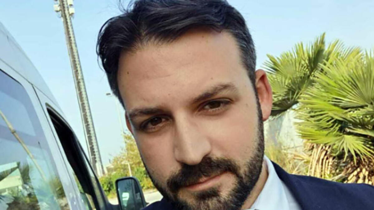 L'autista ferma il bus, soccorre e salva un uomo - 