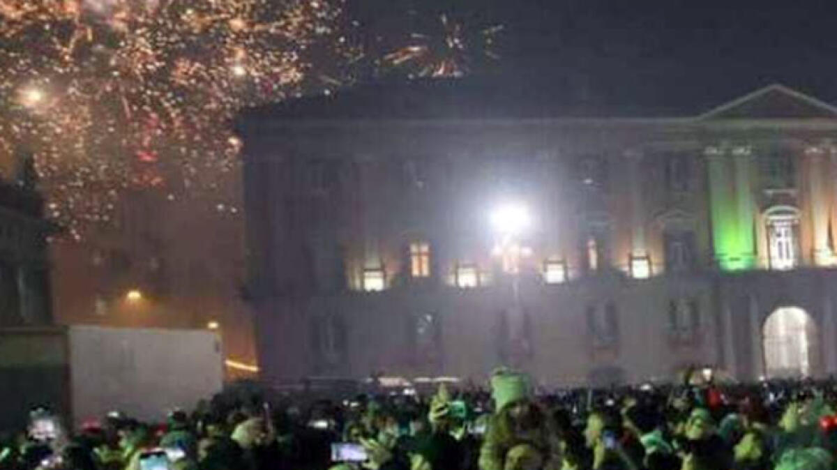 Esplode botti killer tra la folla di Piazza del Plebiscito, arrestato minore - 
