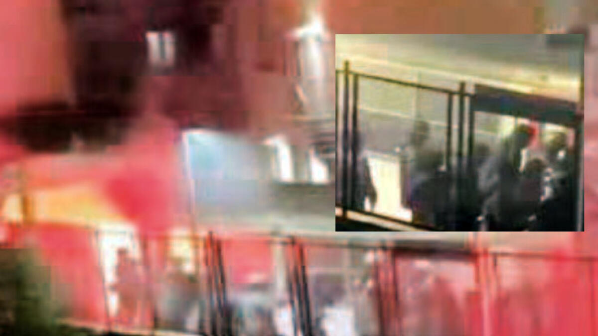 Treno distrutto dalle fiamme e tre feriti: è il bilancio dell'assalto degli incappucciati - 