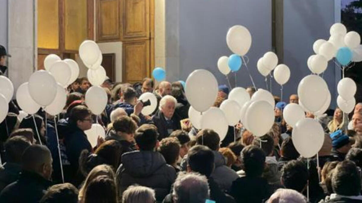 Funerale di Daniele, tutte le maglie dei calciatori del Napoli sull'altare - 