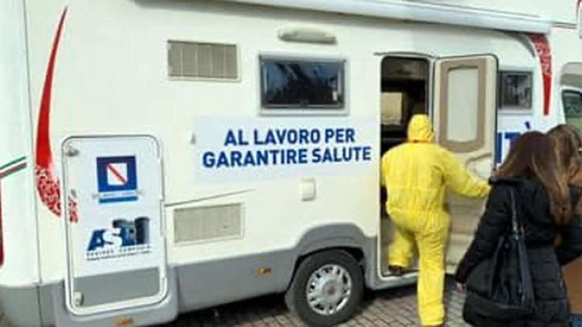 Pretende la tachipirina dal camper dell'Asl e sputa contro gli operatori sanitari - 