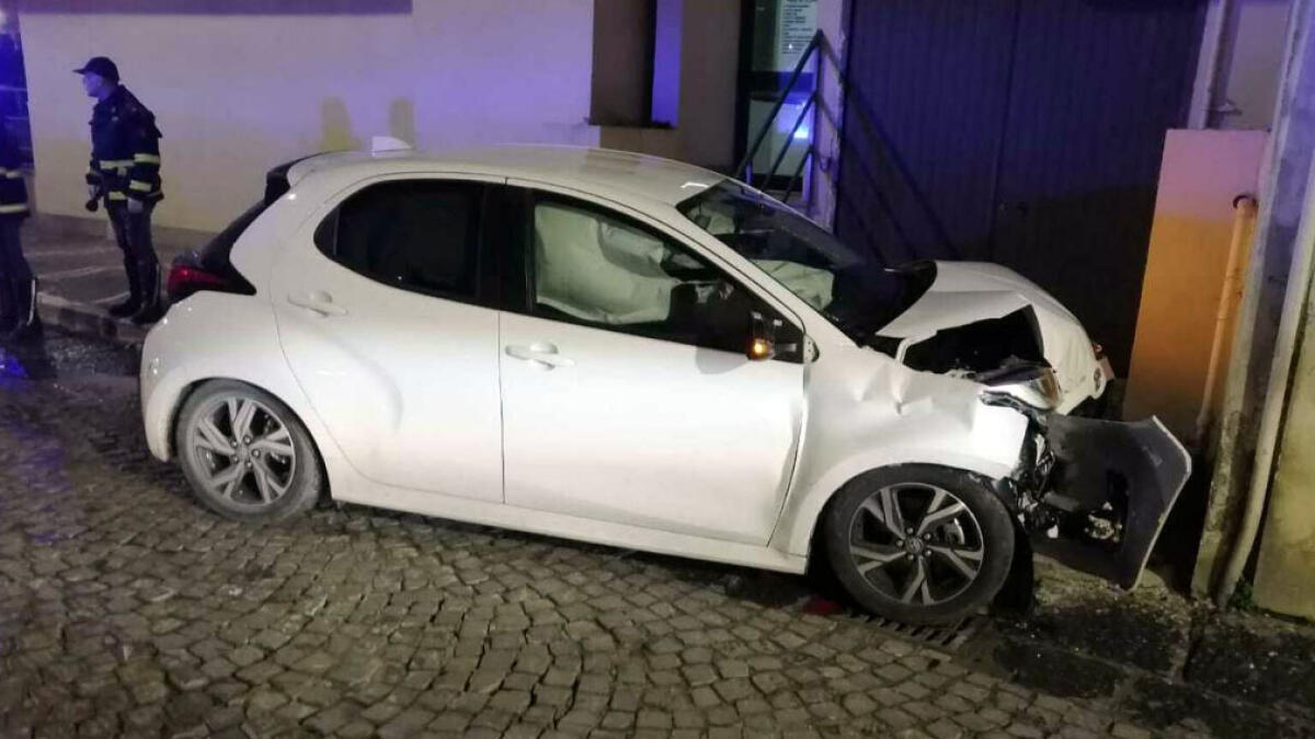 Truffatori in fuga per 80 chilometri, poi si schiantano - 