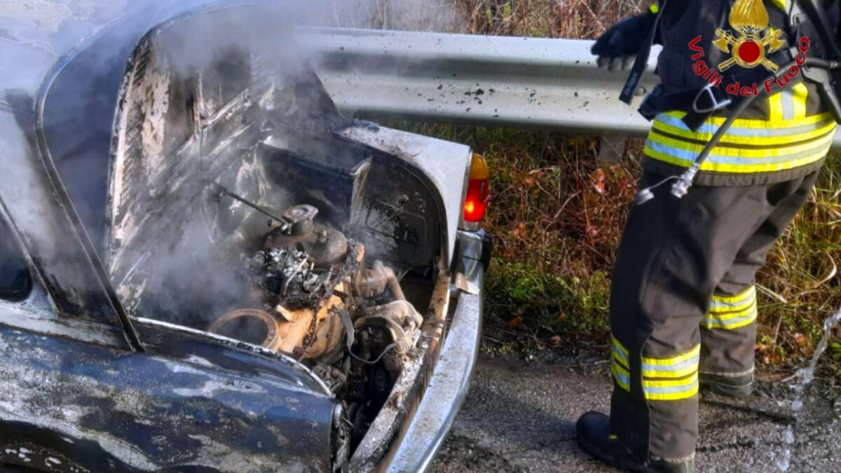 Storica Bianchina finisce in fiamme con il conducente all'interno - 