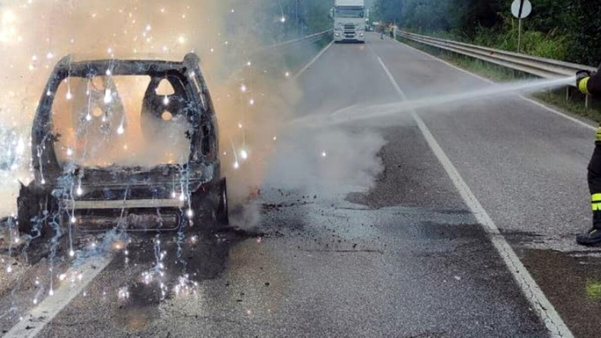 Smart prende fuoco sull'A2 - 
