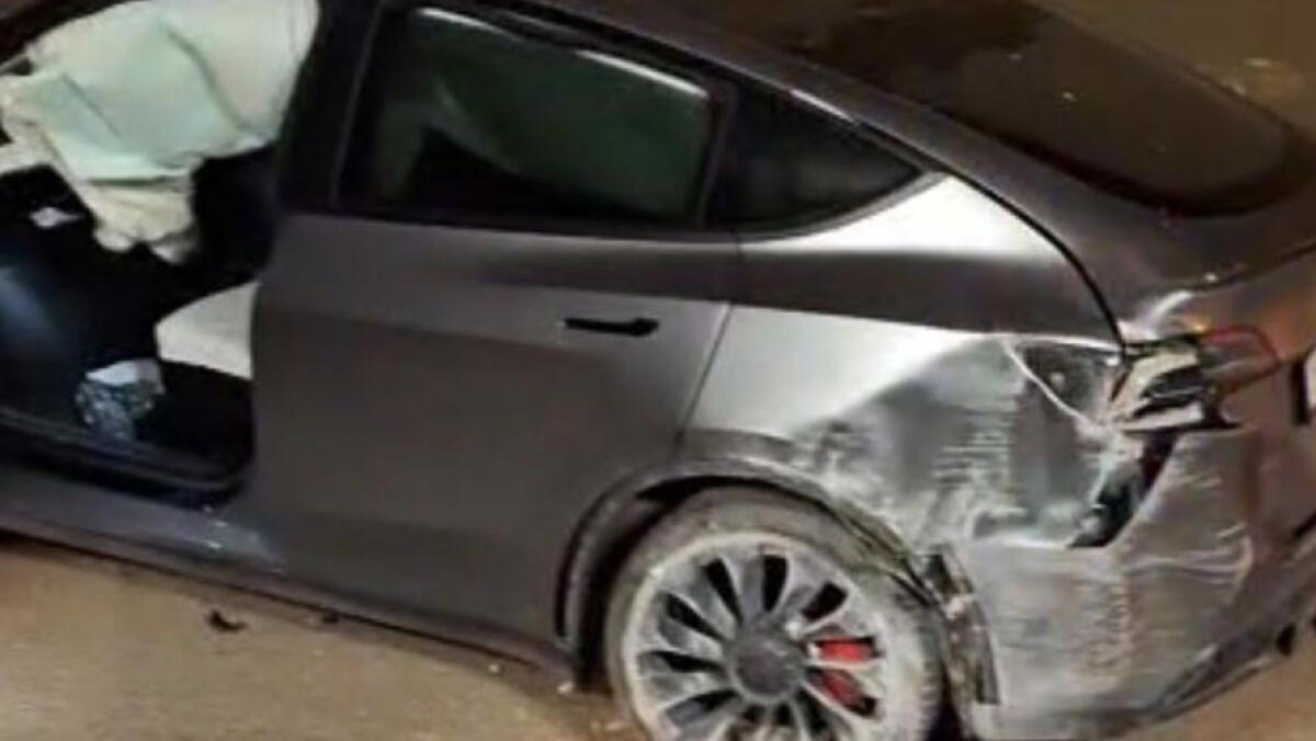 Incidente con la Tesla, due auto distrutte - 