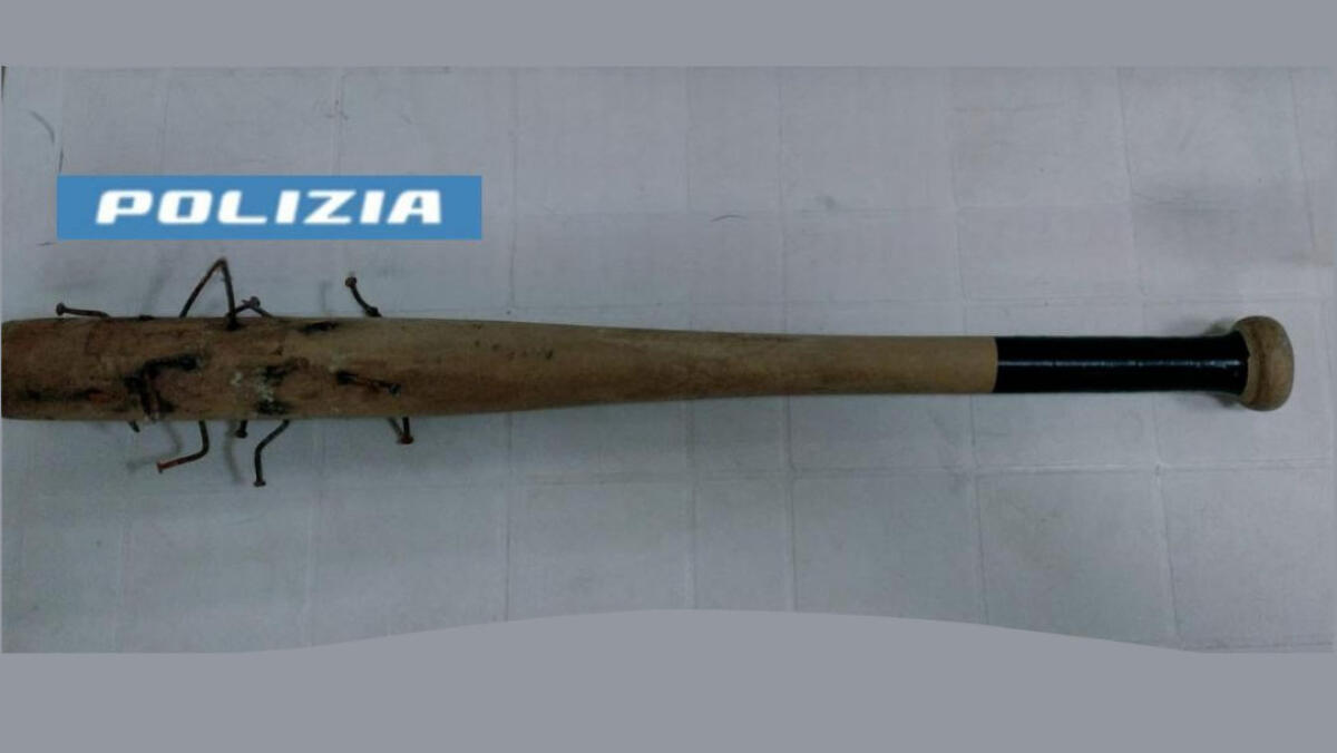 A 15 anni in giro con una mazza chiodata - 