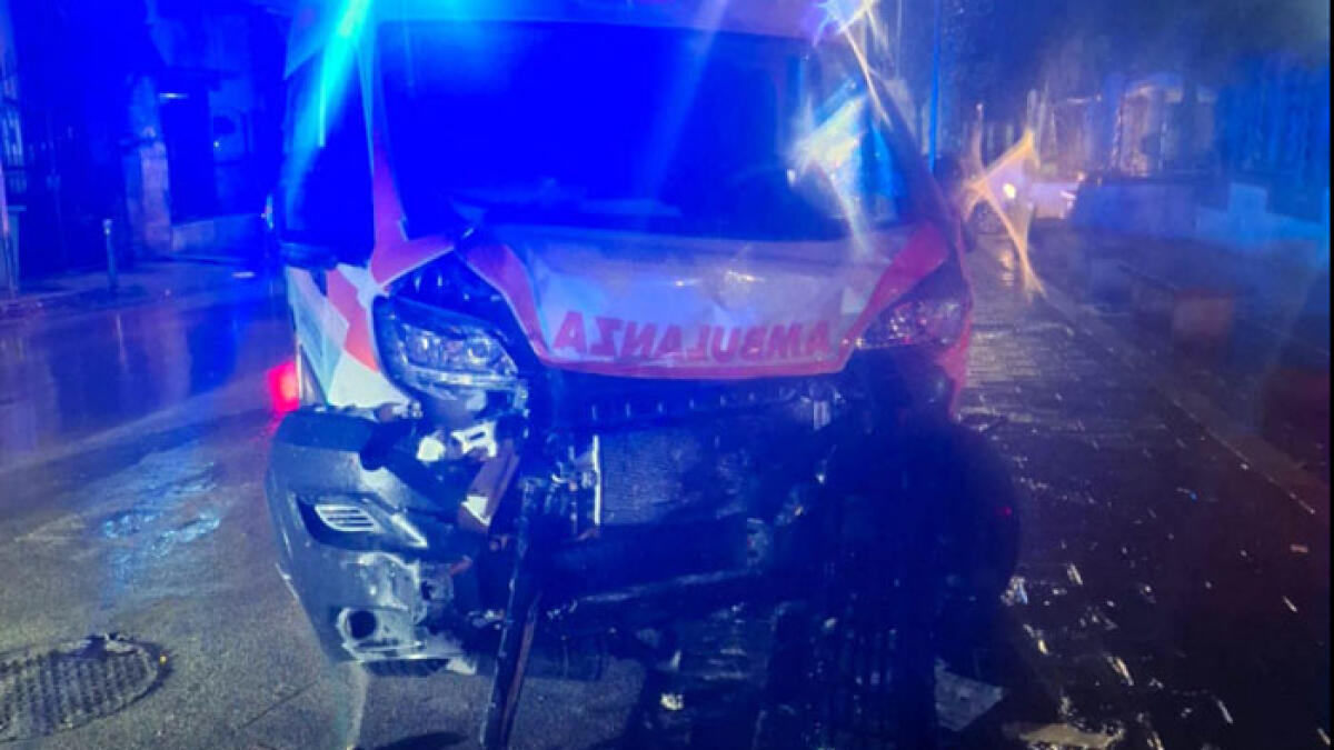 Guida senza patente e va a sbattere contro l'ambulanza - 