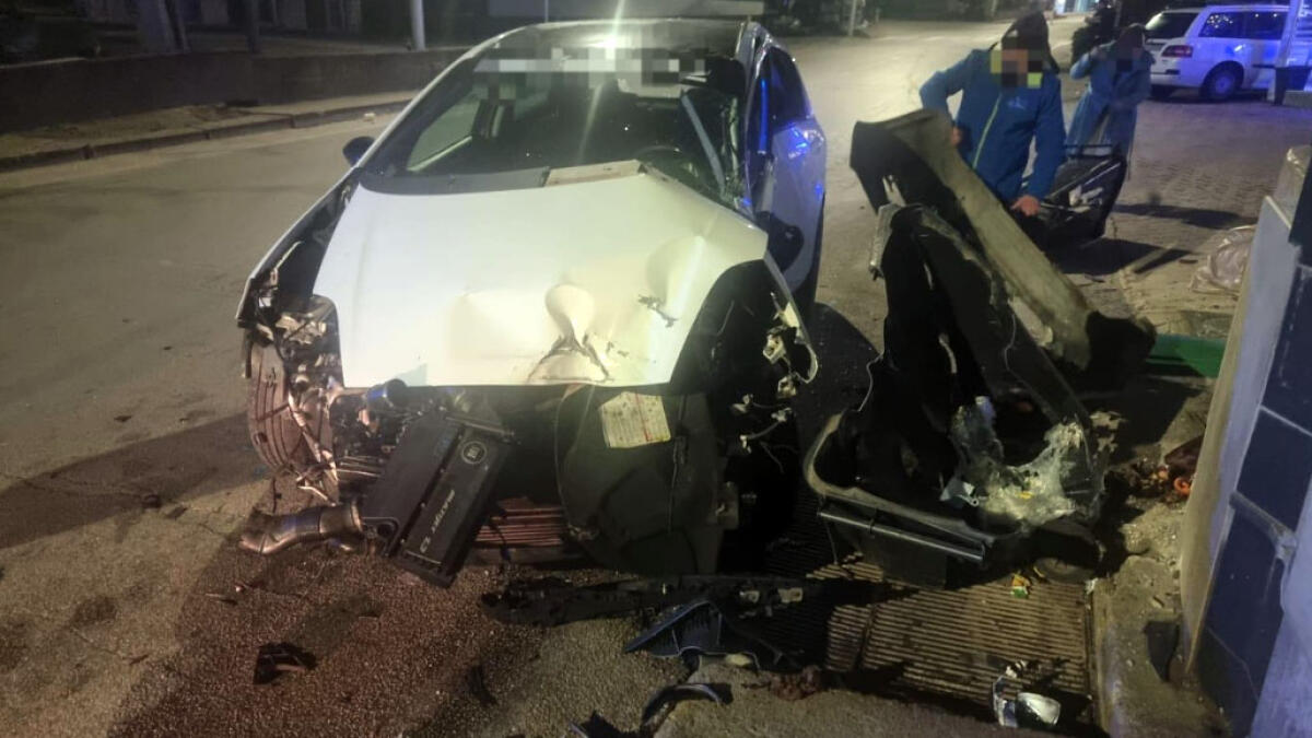 L'auto finisce contro la cabina del gas, ore di panico nella notte - 