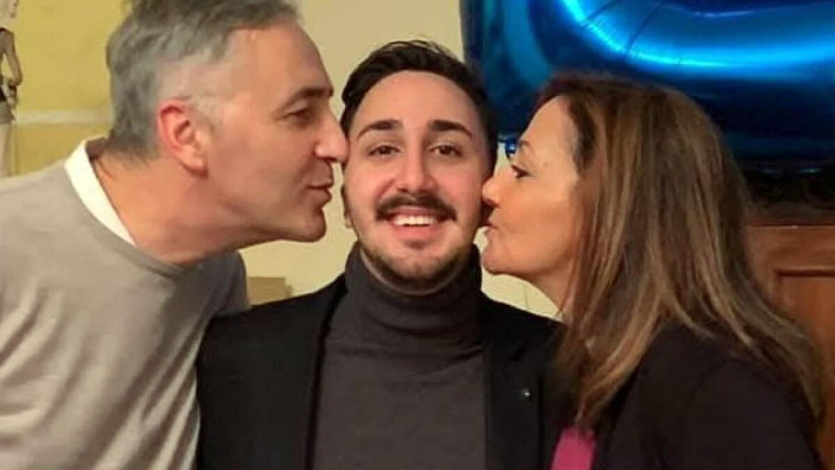 Il figlio unico muore in un incidente, lei ridiventa mamma a 56 anni - 