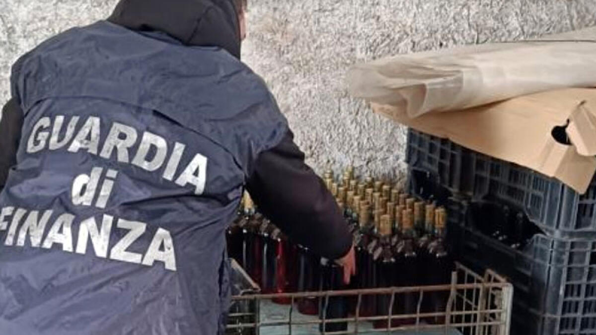 Vino contraffatto da pochi euro venduto Doc e Igp - 