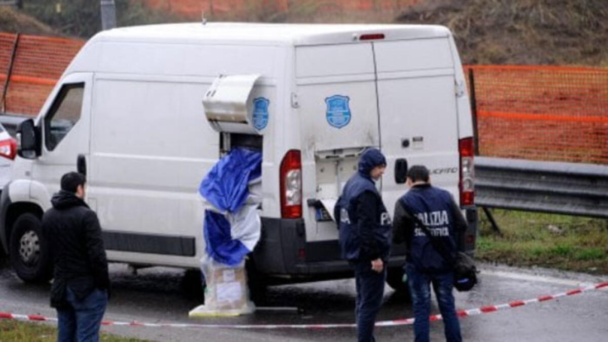 Assalto contro furgone portavalori: portati via bottino e pistole dei vigilanti - 