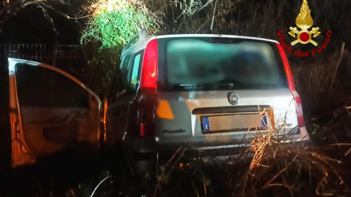 Perde il controllo dell'auto e finisce nella scarpata - 