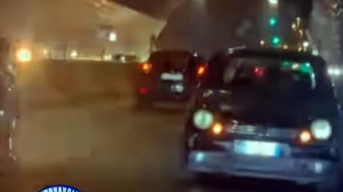 Auto in retromarcia sotto alla galleria, la follia finisce sul web - 