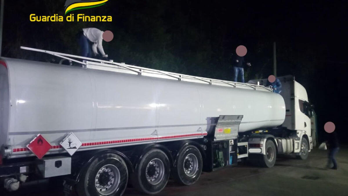 Tir perde gasolio di contrabbando nel profondo Nord, era diretto a Napoli - 