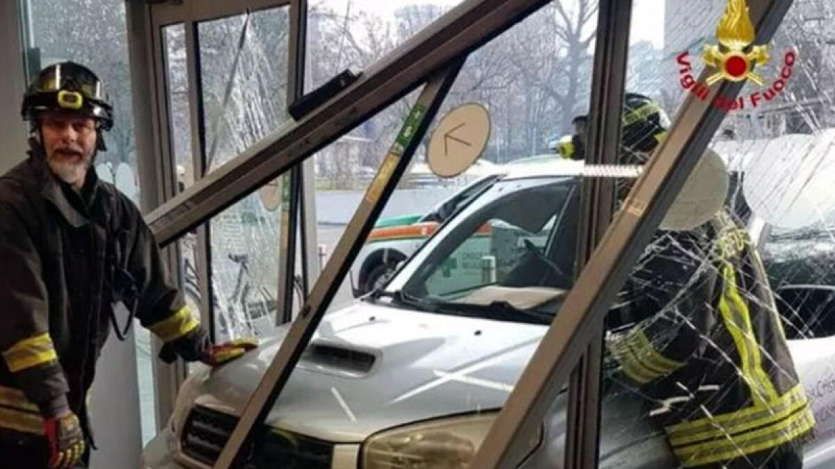 Auto entra nel supermercato e investe i clienti - 