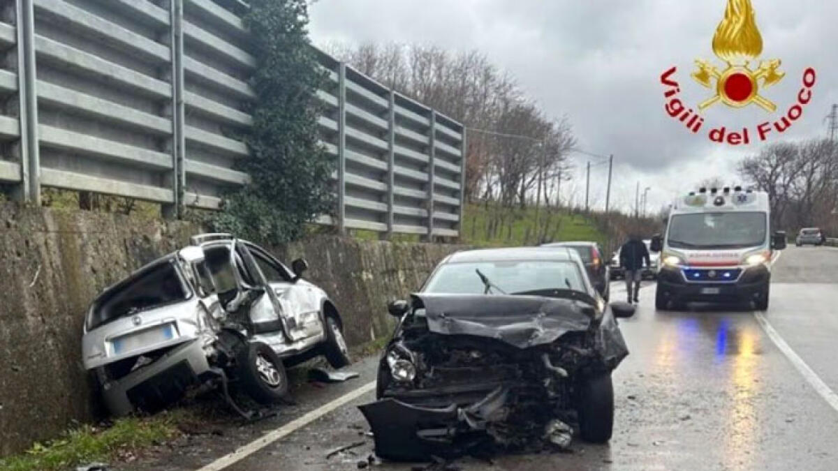 Violento incidente sulla Statale, ragazza resta tra le lamiere - 