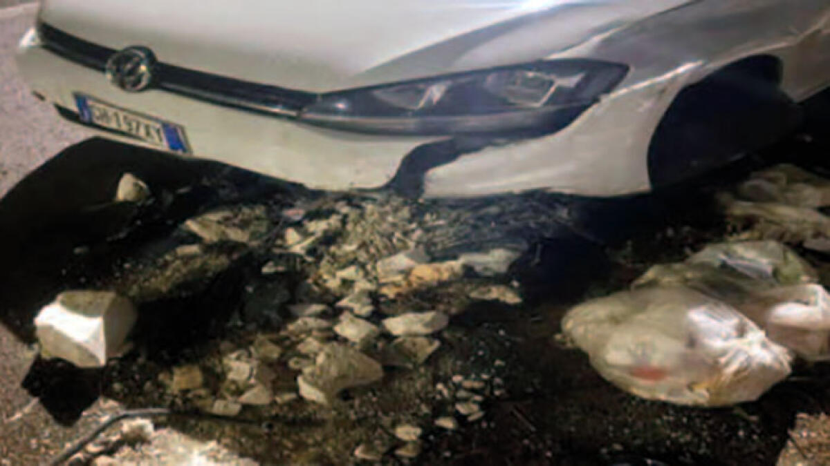 Cumulo di rifiuti al centro della carreggiata, l'auto va a sbattere - 