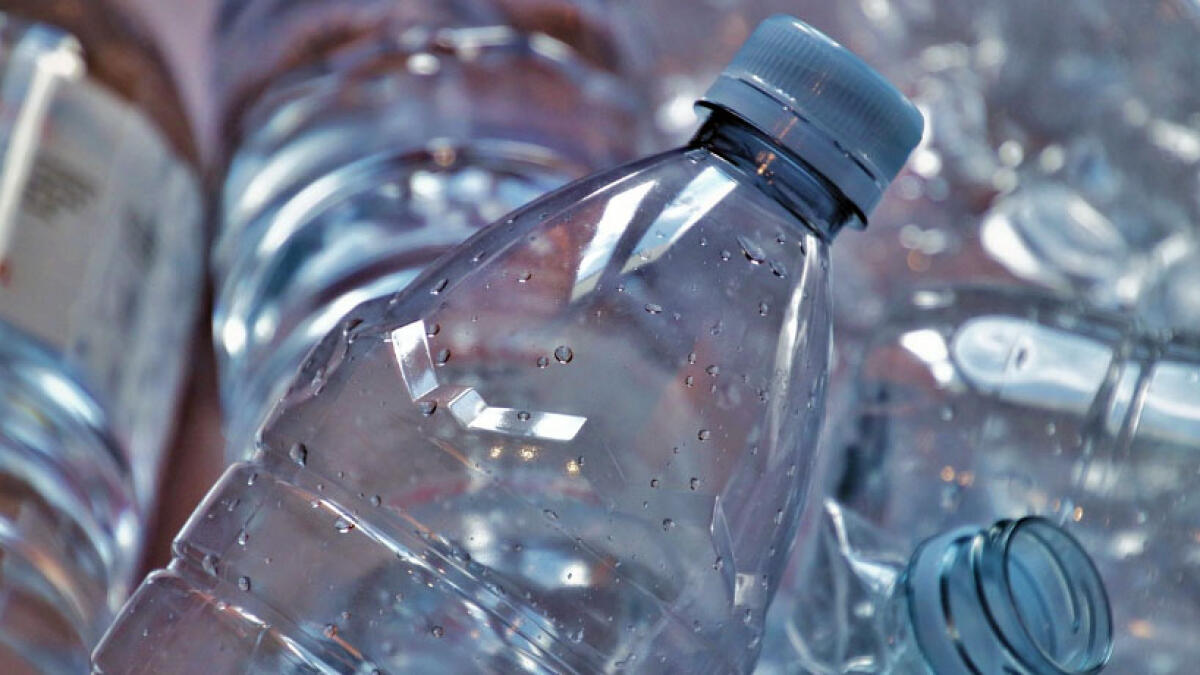 Bottiglie di plastica, ecco cosa cambia ancora dopo il tappo attaccato - 