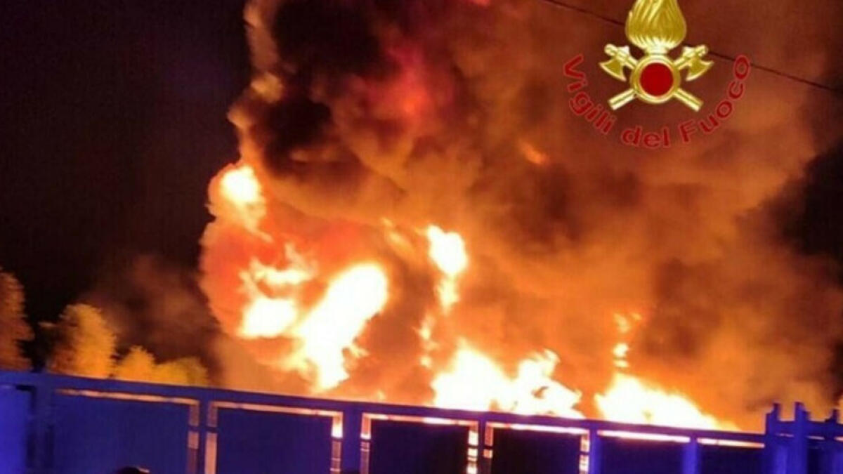 In fiamme il deposito di panni usati, l'incendio si estende al vicino ospedale - 