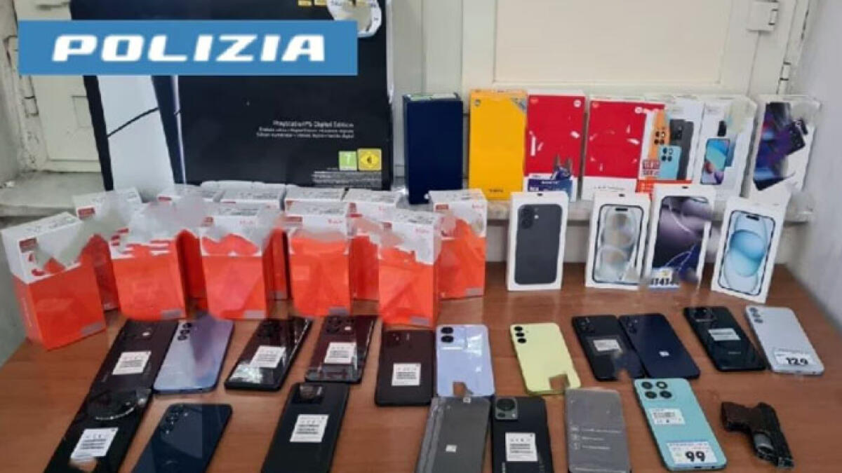 Rapinatori seriali catturati con decine di telefoni costosi dopo inseguimento - 