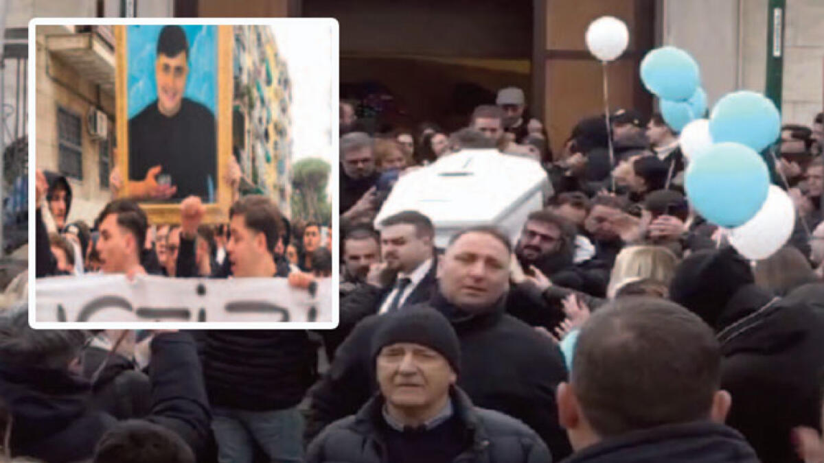 In migliaia per l'addio a Patrizio morto a 19 anni per la fuga d'ammoniaca - 