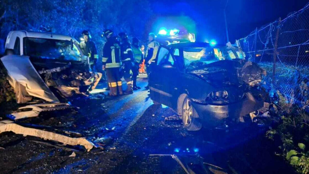 Frontale tra auto e furgone, muore a 19 anni - 