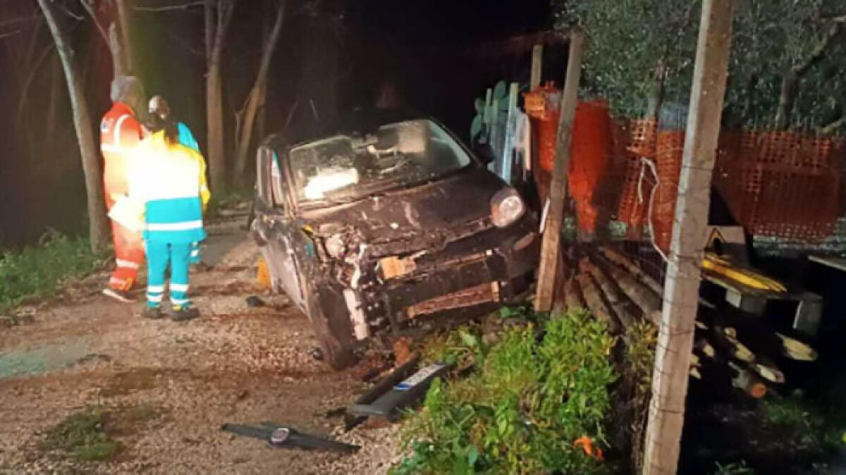 Finisce in una scarpata, muore ragazza di 20 anni - 