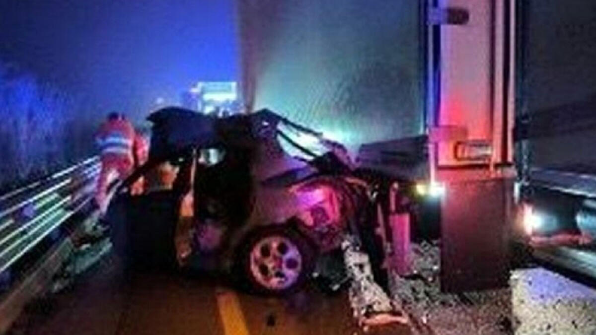 Frontale con un camion, muoiono due giovani di 21 e 25 anni - 