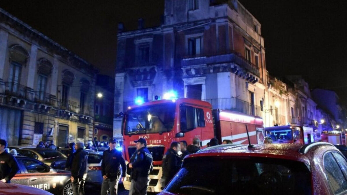 Esplosione fa crollare palazzina di tre piani, si temono vittime - 