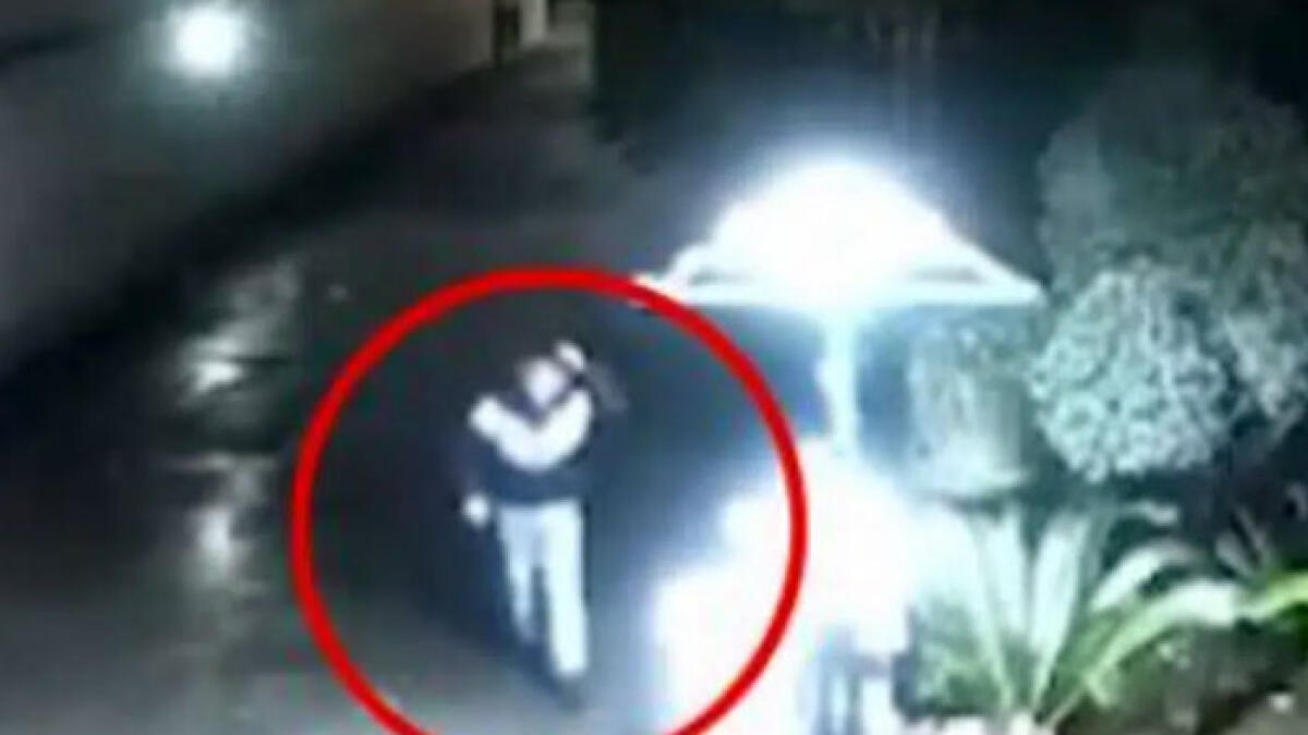 Inseguita da uomo incappucciato, il video è virale - 