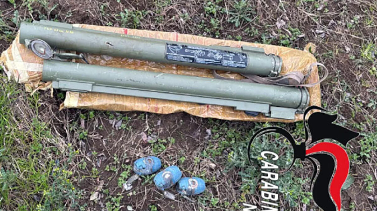 Bazooka e bombe a mano scoperti in un terreno - 
