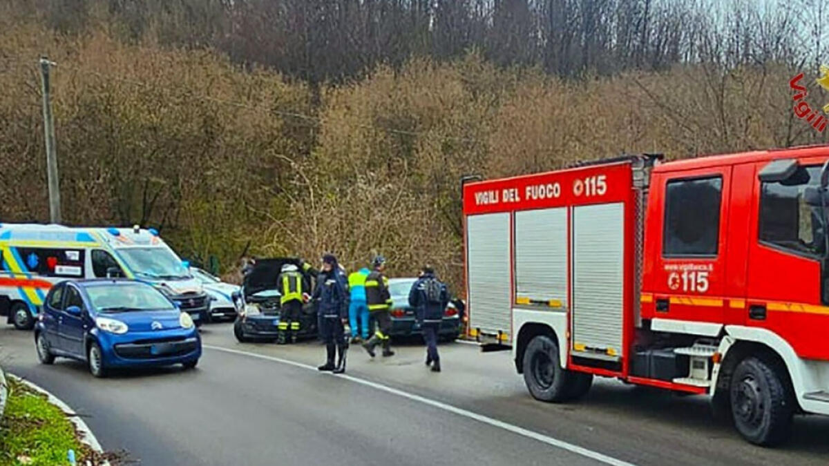 Incidente frontale, due feriti e ragazza incastrata tra le lamiere - 