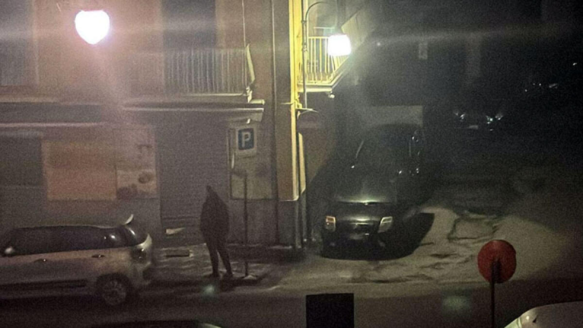 Bomba esplode davanti a negozio - 