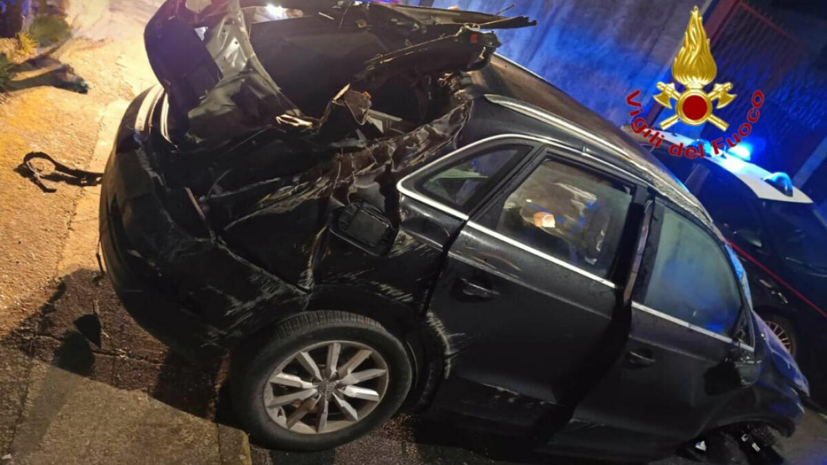 Va a sbattere e resta tra le lamiere dell'auto - 