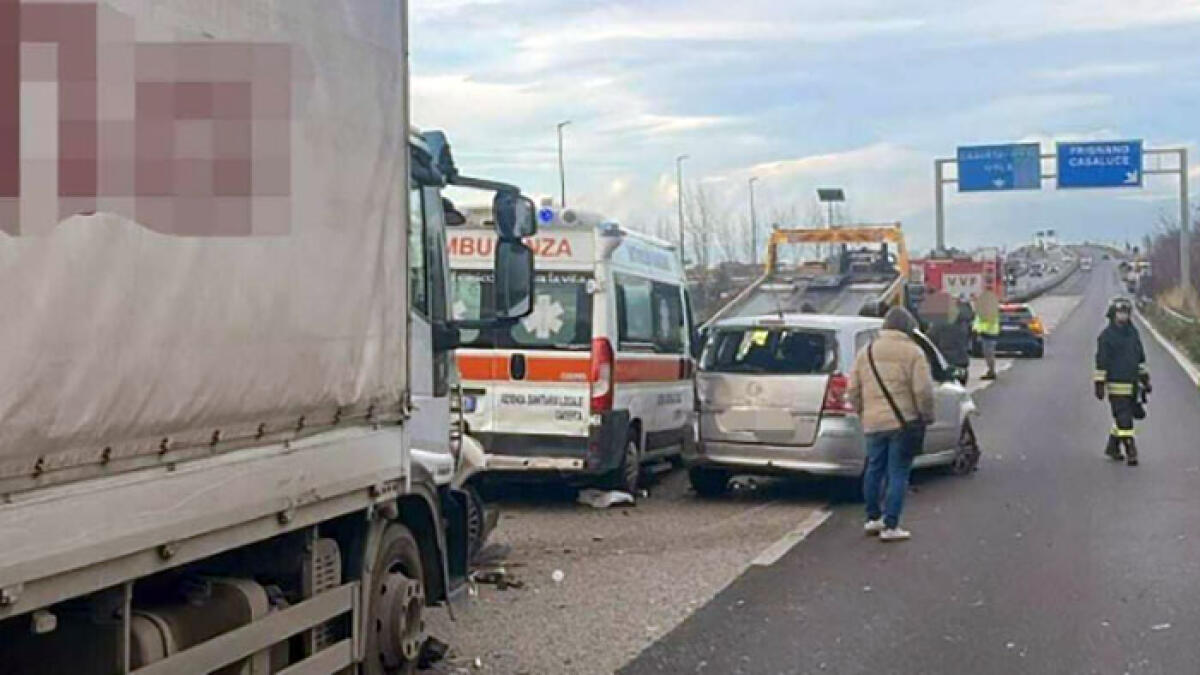 Incidente tra auto, camion ed ambulanza con paziente all'interno - 